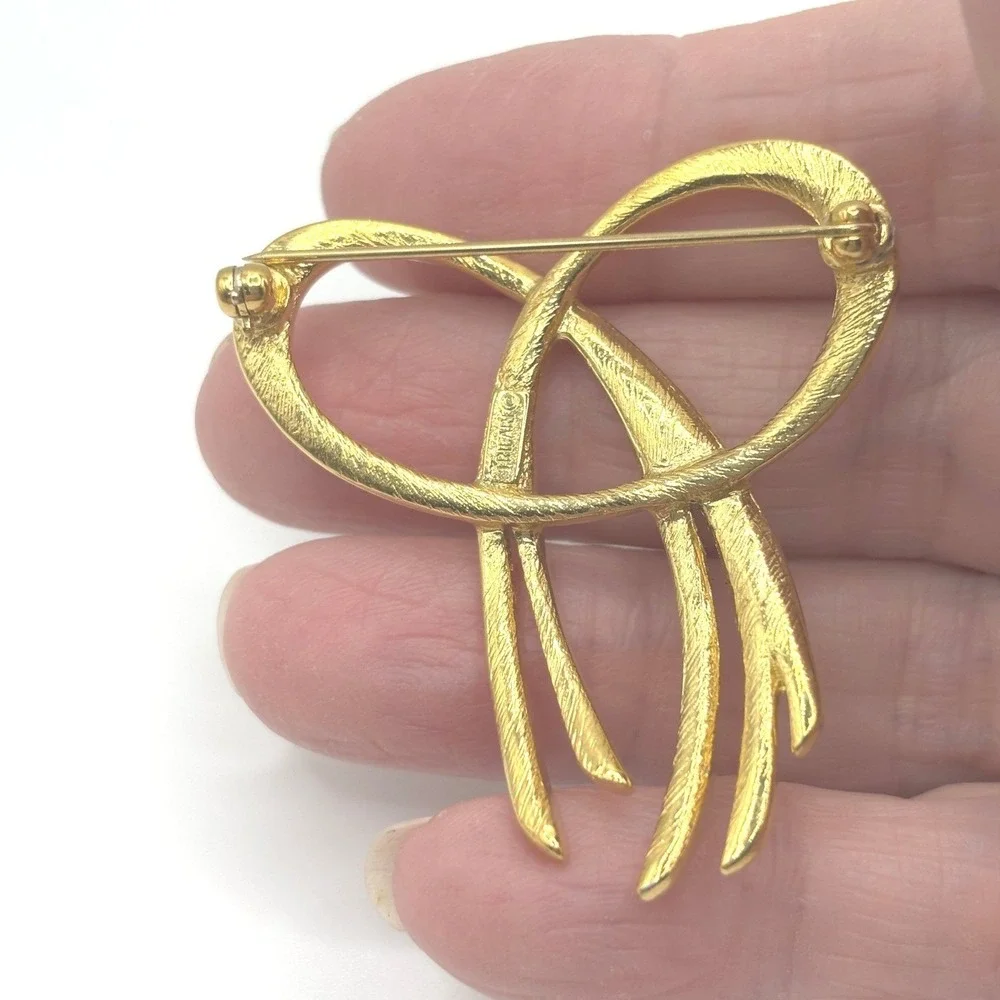 Vintage Trifari Gold Tone Abstract Swirl Ribbon Brooch Pin Elegant